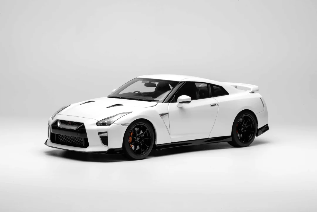 MH 1:18 Nissan GT-R(R35) Brilliant White Pearl Track Edition 2020