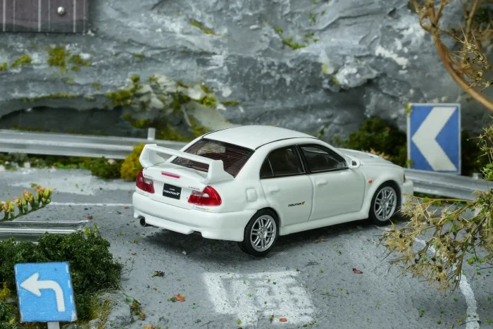 Mitsubishi Lancer Evolution V GSR Scotia White - Image 2