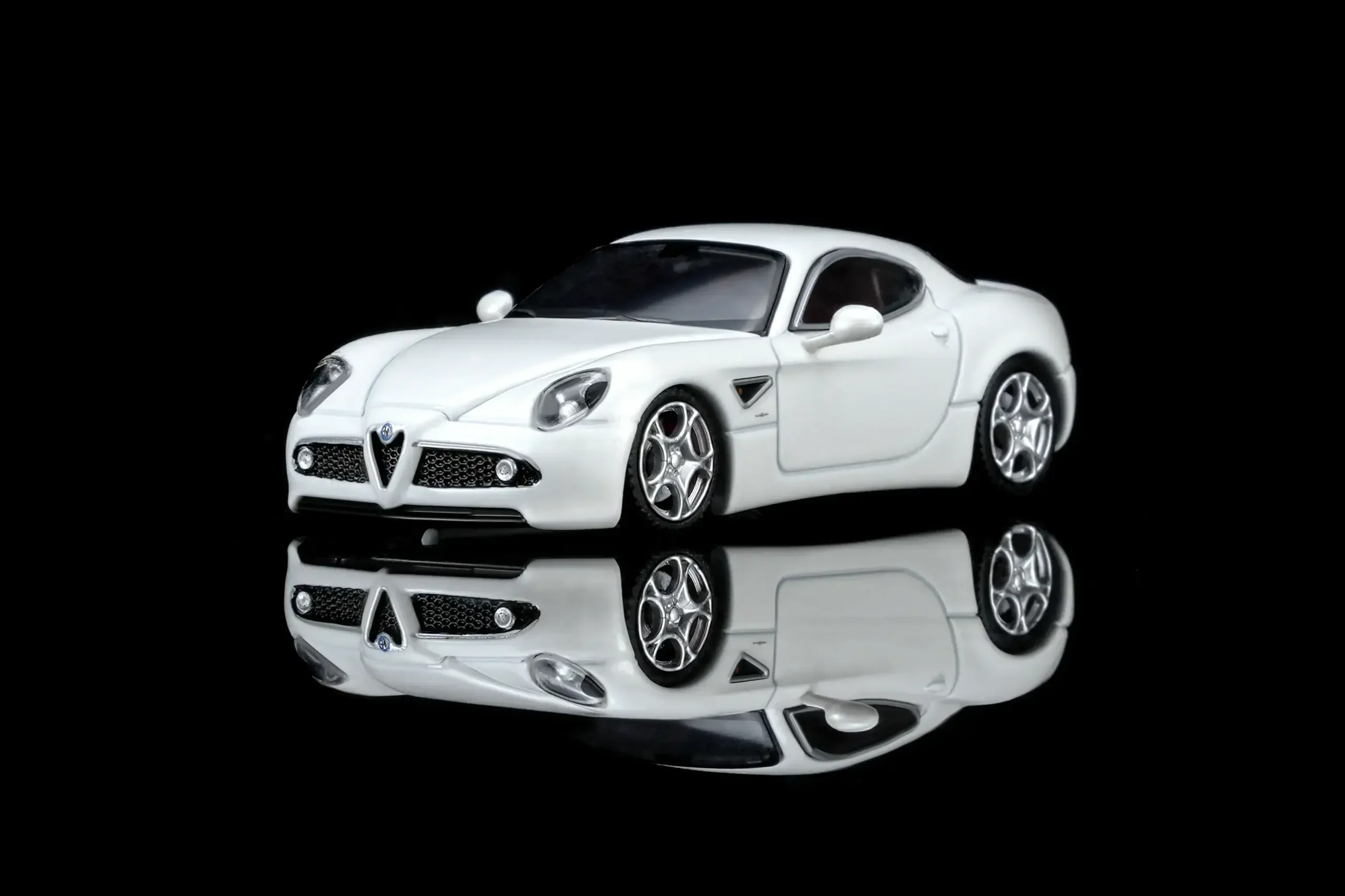 Alfa Romeo 8C Competizione 2008 Bianco Polare 1:64 MOTORHELIX