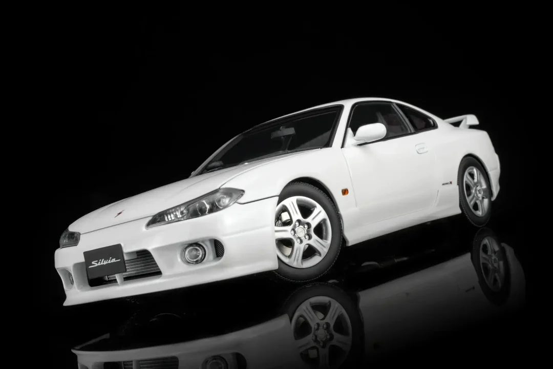 MOTORHELIX 1:18 Nissan Silvia S15 Spec-R Aero 1999 Pearl White